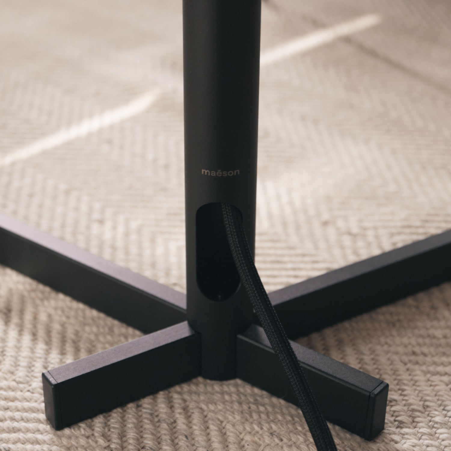 unischtbare-kabelfuehrung-maeson-tv-staender