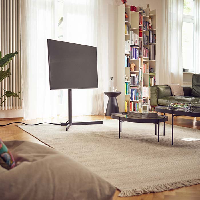 TV Stand AURA freistehender Fernsehständer in Mattschwarz im Wohnzimmer